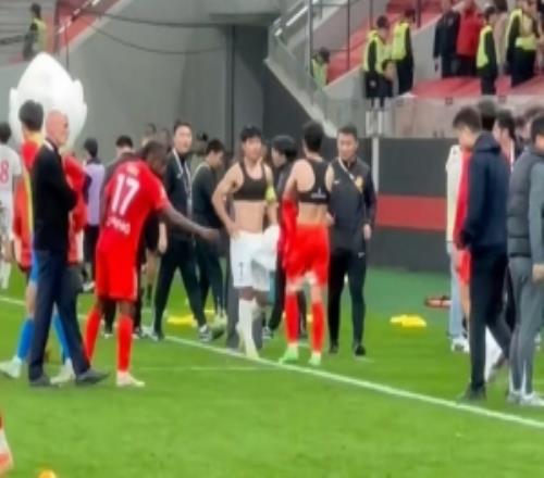 7號間的惺惺相惜！滬媒：海港vs銅梁龍賽后，武磊向余望互換球衣