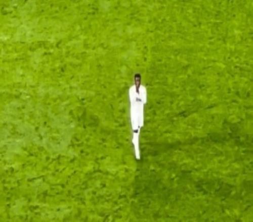 歐冠染紅！卡馬文加西甲賽后單獨(dú)謝場，向伯納烏球迷表達(dá)歉意