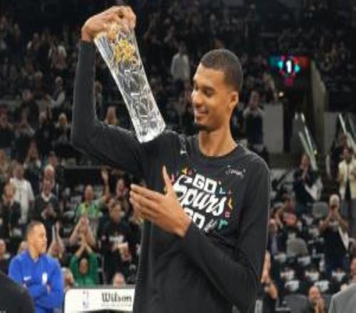 NBA歷史首位全票DPOY！文班亞馬賽前領取最佳防守球員獎杯