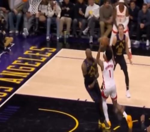 脚下动了！詹姆斯篮下站位被阿门打成2+1湖人挑战失败