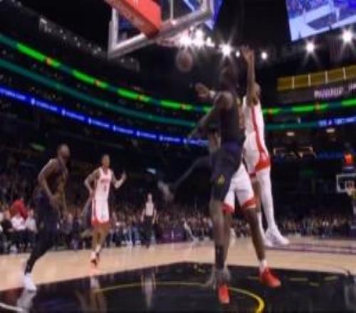 最硬的寶?。“D高高躍起迎著火箭兩個人單臂炸裂空接砸扣！