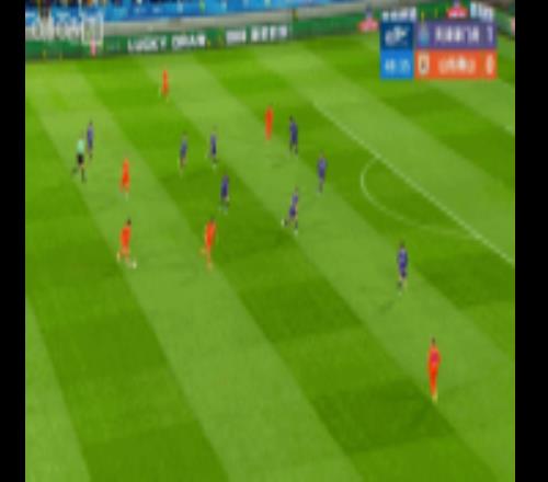 泰山11扳平津門虎前，澤卡曾頭球擊中橫梁