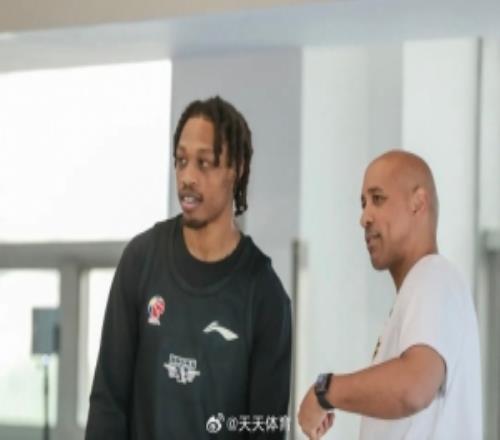 京媒：阿隆德斯威廉姆斯完成注册可打最后一轮贝利取消了注册