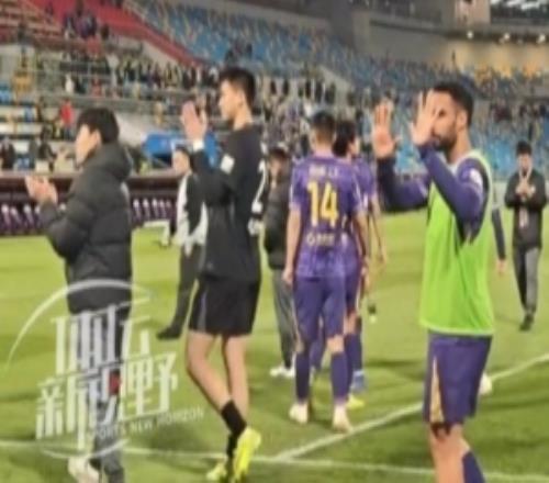 罰失點球?qū)е虑蜿犅鋽。x蒂內(nèi)賽后謝場時向津門虎球迷致歉