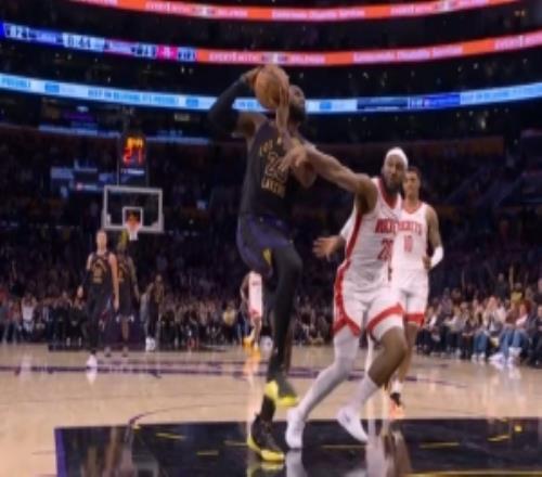 自己也很懊惱！詹姆斯快攻一條龍&近在咫尺的球偏出奧科吉犯規了