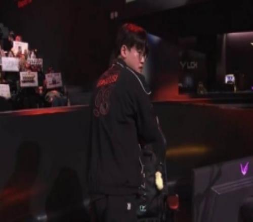 上壓力了HLE戰(zhàn)勝NS后Gumayusi面對(duì)鏡頭做出擦汗動(dòng)作