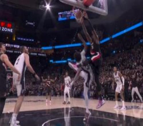 給小楊看激動(dòng)了！羅威關(guān)鍵時(shí)刻空接隔人暴扣！開(kāi)拓者領(lǐng)先三分！