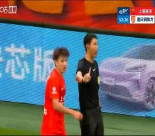 王燊超倒地未吹起身一瘸一拐朝邊裁怒吼抗議，被出示黃牌警告