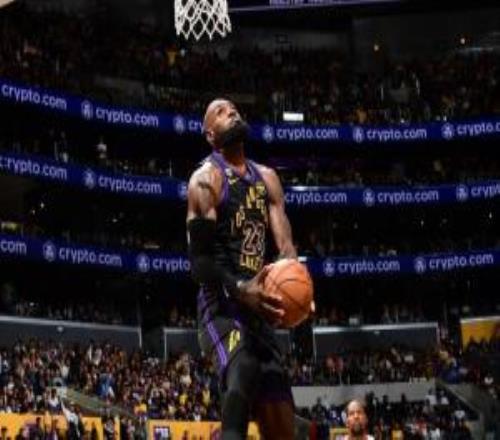 夢回當年！詹姆斯過掉杜蘭特反身折疊暴力背扣！