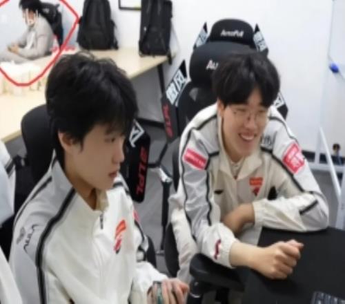 逆天AL賽事VLOGshankskaelTarzan復(fù)盤BigWei在一旁玩手機(jī)