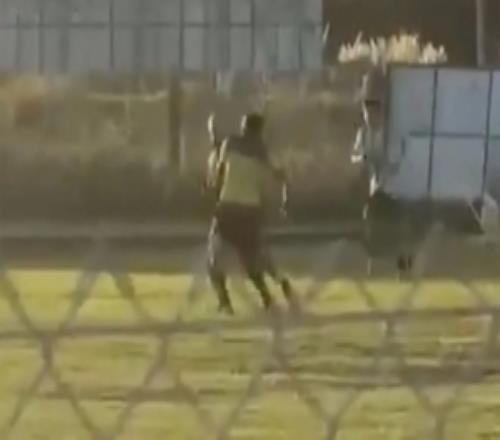 太陽報：阿根廷地區(qū)聯(lián)賽球員比賽中毆打裁判，被警方逮捕