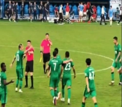 博主：部分深圳球迷賽后怒懟國安球員，隊(duì)長張稀哲趕緊叫走隊(duì)友