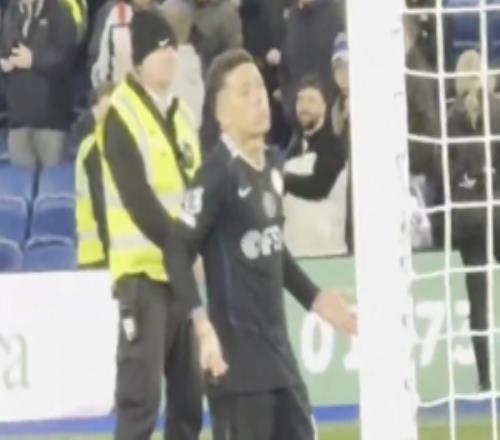 無奈恩佐賽后朝切爾西看臺聳肩攤手，叉著腰凝視球迷久久佇立