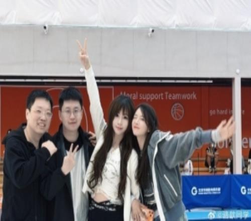 主持人骆歆晒照：没想到转角遇到Dc小兔玩机器