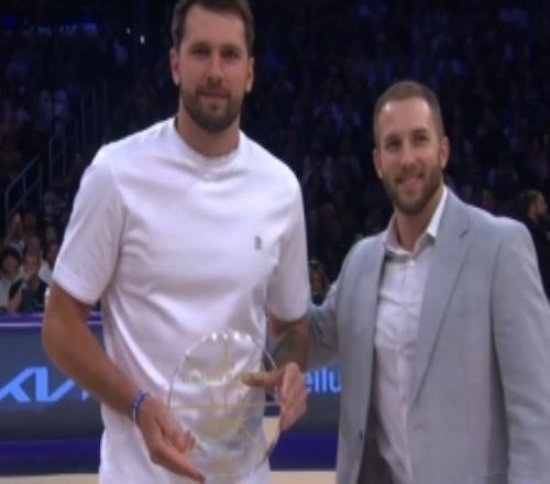 雙喜臨門！東契奇領(lǐng)取了月最佳球員和得分王的獎(jiǎng)杯