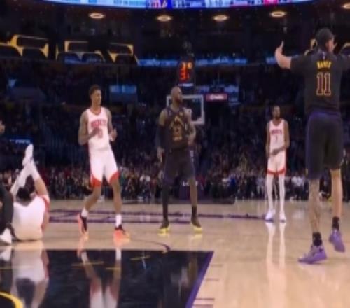 湖人球员不满！申京倒地肯纳德几乎形成抢断裁判给乌度卡暂停