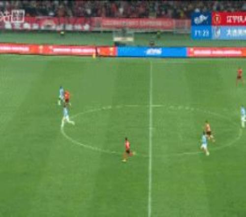 熱菲尼奧單刀面對黃子豪出擊后倒地，最終邊裁示意越位