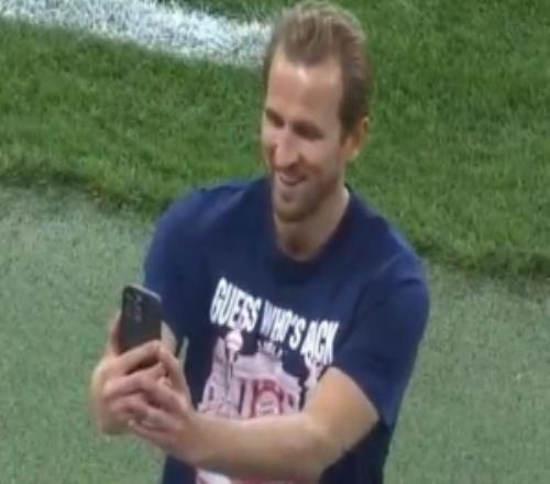 當(dāng)選全場(chǎng)最佳！凱恩自拍曬慶祝T恤，上面印有“猜猜誰回來了”