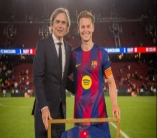 德容成為隊史出場最多荷蘭球員，巴薩名宿科庫為其頒發(fā)紀(jì)念球衣