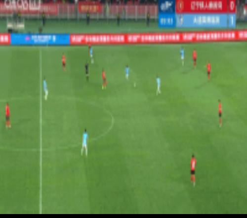 張華晨戰(zhàn)術(shù)犯規(guī)隨后被熱菲尼奧推倒在地，兩人各吃一張黃牌