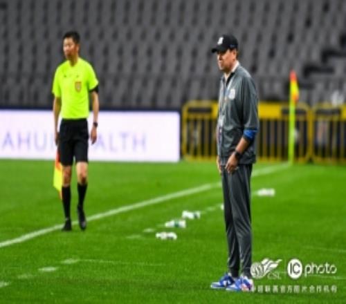 斯盧茨基：中場(chǎng)休息時(shí)強(qiáng)調(diào)了意志品質(zhì)，鼓勵(lì)隊(duì)員不過多去考慮體能