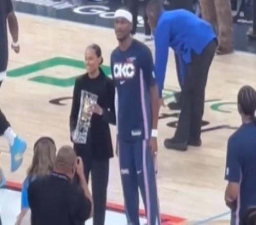 實至名歸！亞歷山大賽前領(lǐng)取了本賽季最佳關(guān)鍵球員獎杯！