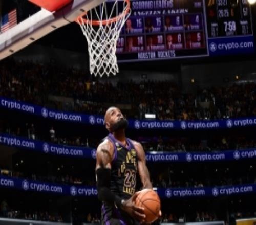 手套：詹姆斯會留在湖人他的身體能再堅持一兩年還能統(tǒng)治比賽