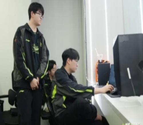 NIP教練：下一場和BLG打不能怯戰(zhàn)，他們野輔進攻性特別強