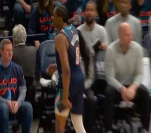 雙腿筋都拉了杰倫威左腿筋不舒服本場(chǎng)回歸成疑！