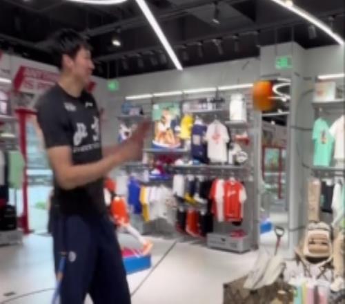 周琦與小丁搞怪玩球：今天不是糊糊涂涂是更抽象的兩個(gè)人