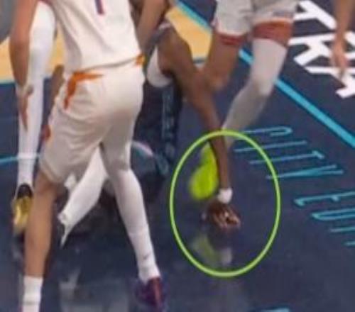 狠人！亞歷山大手指90外翻最后坐替補(bǔ)席淡定喝水