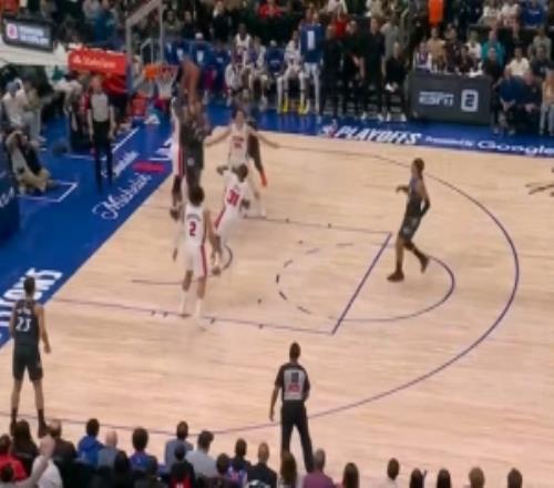 一夫當(dāng)關(guān)！薩格斯突破暴起欲隔扣被斯圖爾特迎面大帽封下