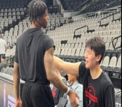 G2賽前楊瀚森與樂(lè)福騷氣手勢(shì)互動(dòng)與助教伯勒爾英文溝通流暢