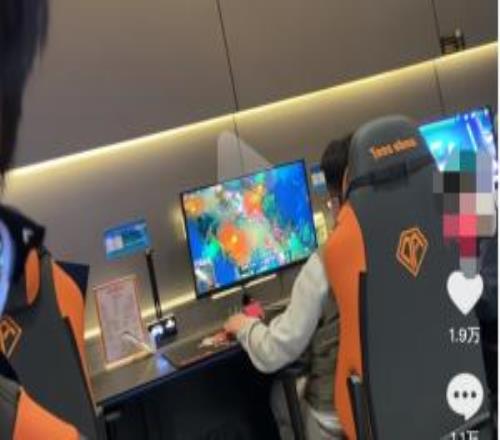 瓦玩家在網吧偶遇LOL玩家調侃其為“清朝人”評論區(qū)遭LOL玩家爆破：NMSL