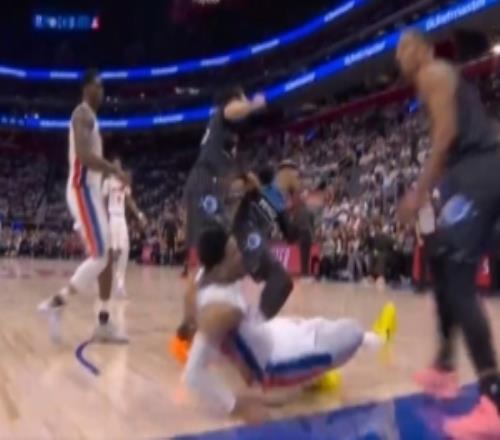 幸無大礙！哈里斯強(qiáng)攻被比塔澤犯規(guī)倒地裁判回看后沒有升級