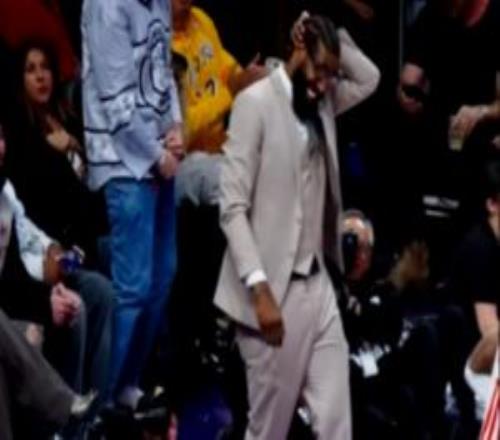 少黑點(diǎn)老隊(duì)友！詹姆斯閃電啟動(dòng)風(fēng)車折疊背扣香波特起身摸頭咧嘴