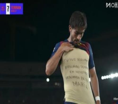 進(jìn)球無效！費(fèi)蘭凌空斬爆桿破門，但VAR介入判罰他越位在先