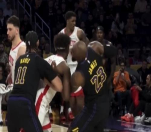 老而彌堅！詹姆斯昨日卡位時被泰特夾住手肘隨后弧頂強(qiáng)投三分