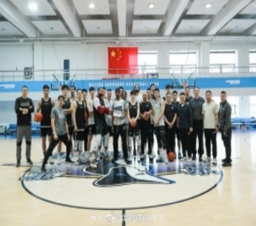 許利民：貝利的職業(yè)素養(yǎng)&精神都很不錯(cuò)祝愿他日后越來(lái)越好