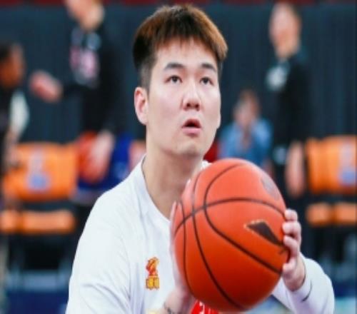 记者：孙浩钦自己打车先来球馆一个人练球球队1小时后才陆续抵达