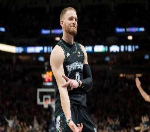 攻防俱佳！迪文岑佐半場7中4貢獻(xiàn)10分5助3斷其中三分5中2