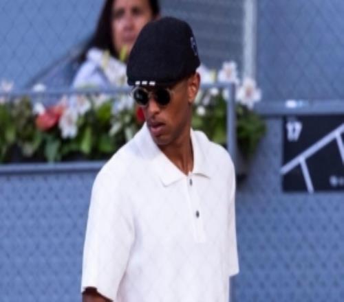 老錢風(fēng)穿搭！貝林厄姆與女友現(xiàn)場(chǎng)觀看馬德里網(wǎng)球公開賽