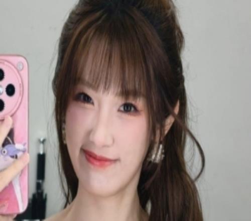 主持人夏安晒照：每次都拿假发去找理发师染一样颜色机智如我！