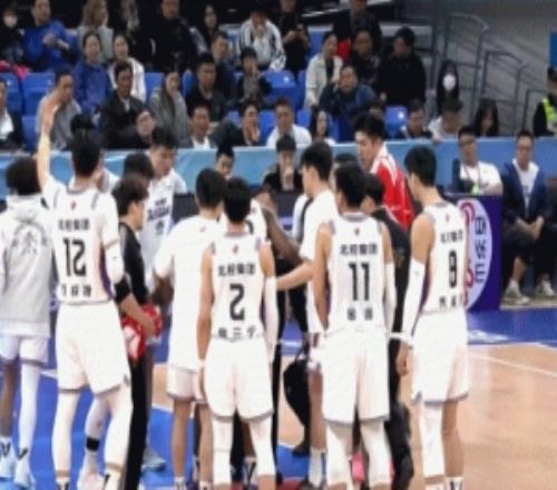 希望没事！佩里打滑摔倒在地一瘸一拐走回替补席