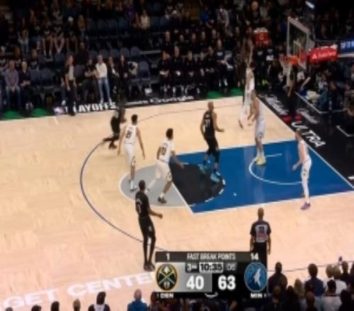 根本停不下來！愛德華茲內(nèi)線兩連擊分差已經(jīng)拉大到27分！