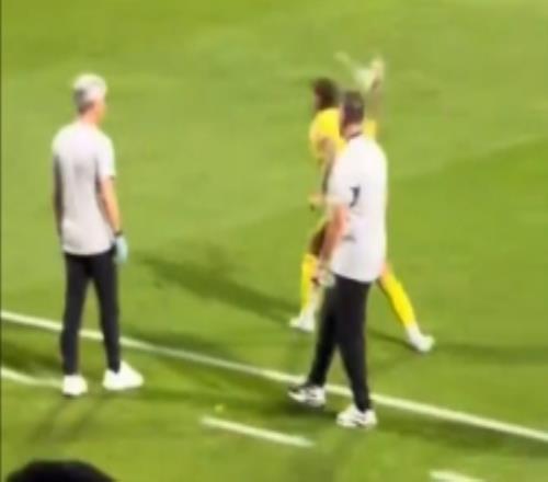 馬卡：前巴薩后衛(wèi)伊尼戈與勝利主帥熱蘇斯爆發(fā)爭(zhēng)執(zhí)，前者怒摔水瓶