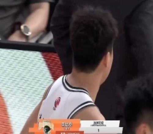 摔得挺狠！于米提反击上篮被撞失衡摔地上李斌卓被吹违体犯规