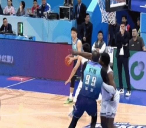 動作有點大！佩里拉拽法爾被吹違體犯規送對手兩罰一擲