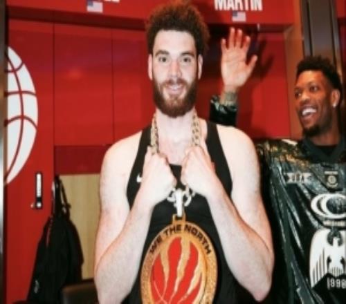 奇兵！賈米森巴特爾更衣室戴上大金鏈子和球隊(duì)金牌logo