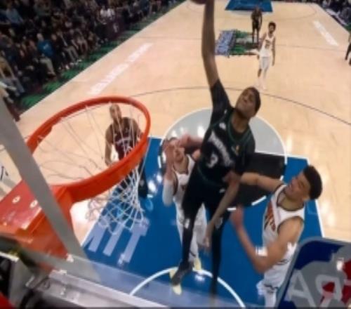 他們?nèi)疾粫?huì)防守！麥克丹尼爾斯閃開(kāi)兩人超遠(yuǎn)滑翔單臂戰(zhàn)斧暴扣